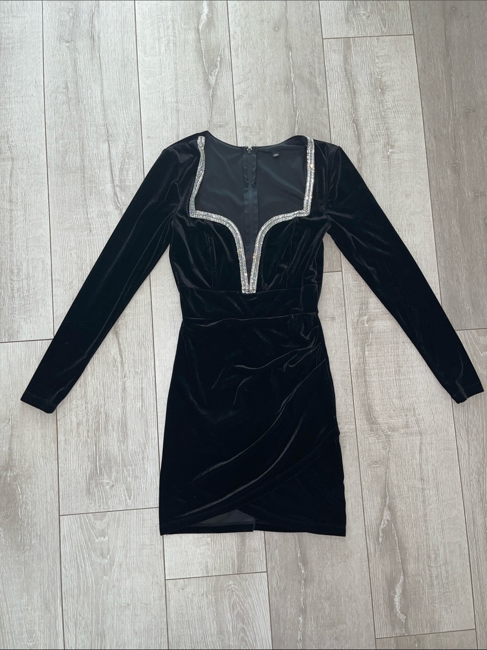 🪞🖤Black Velvet Deep V Long-Sleeve Dress with Rhinestone Trim XS/Never Worn!🖤🪞
